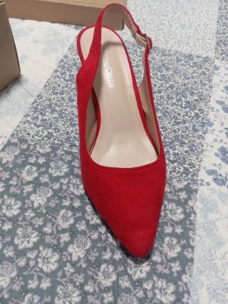 Zapatos rojos de tacón es muy buenas condiciones