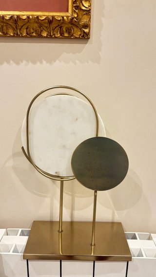Elegante figura decorativa de Maison du Monde.