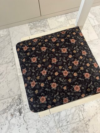 Silla blanca estilo años 60