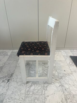Silla blanca estilo años 60