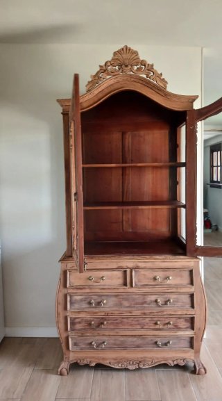 Vitrina antigua de madera y cristal
