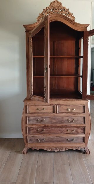 Vitrina antigua de madera y cristal