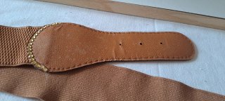 Cintura elastica marrone con fibbia dorata