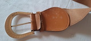 Cintura elastica marrone con fibbia dorata