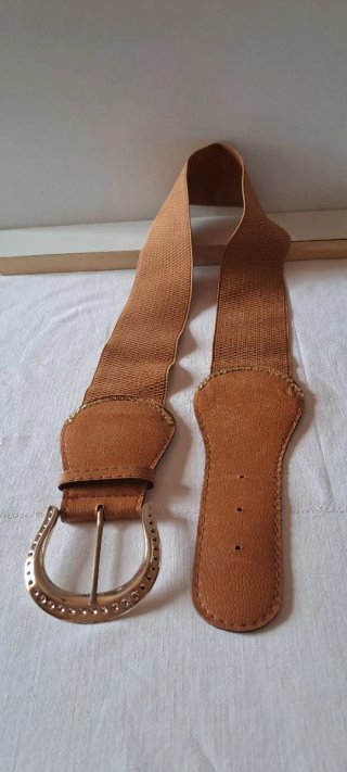 Cintura elastica marrone con fibbia dorata