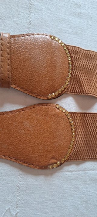 Cintura elastica marrone con fibbia dorata