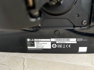 LG 34UC88 con braccio robusto per monitor. Ultrawide