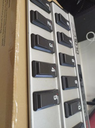 Controladora MIDI Behringer FCB1010