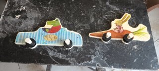 Percheros infantiles de madera y plástico