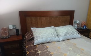 Cabezal y 2 mesitas de noche madera y ratán