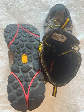 Botas de montaña Merrell grises y negras