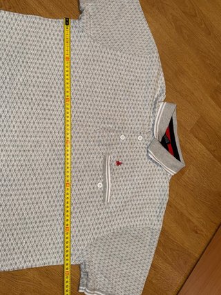 Polo gris con estampado y detalles rojos