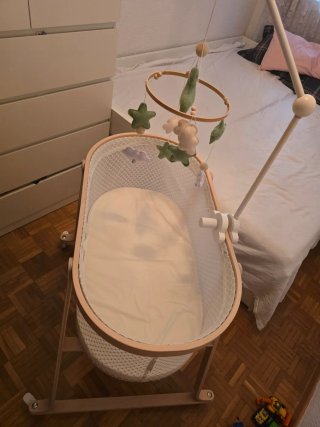 Minicuna bebé con móvil