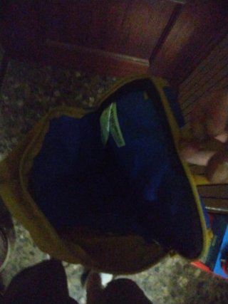 Mochila pequeña azul y amarilla