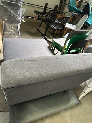 Sofá-cama gris reclinable