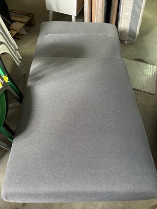 Sofá-cama gris reclinable