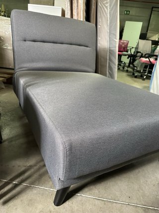 Sofá-cama gris reclinable