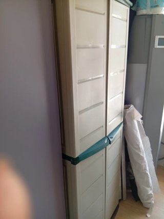 Mueble Escobero Plástico Beige y Verde
