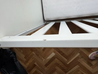 Cuna de madera blanca