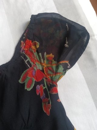 Blusa René Derhy .Design floral negra talla M