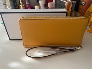 Monedero Guess Dorado y Amarillo
