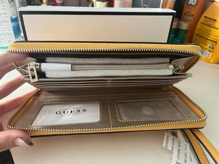 Monedero Guess Dorado y Amarillo
