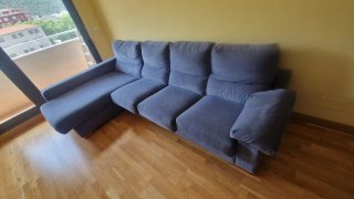 Sofá modular azul con chaiselongue