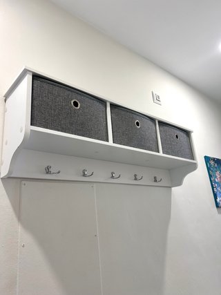Perchero de pared blanco con cestas