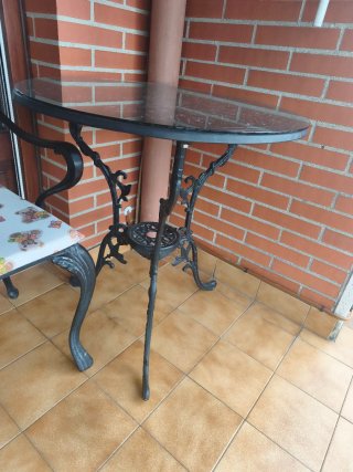 Mesa y sillas de hierro fundido
