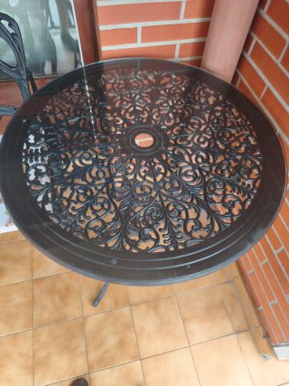 Mesa y sillas de hierro fundido