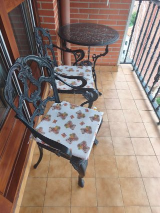 Mesa y sillas de hierro fundido