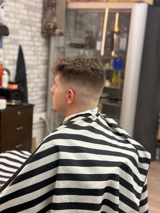 Barbero a domicilio. Corte, degradado y barba. 8€.