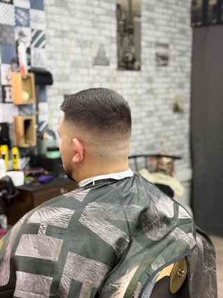 Barbero a domicilio. Corte, degradado y barba. 8€.