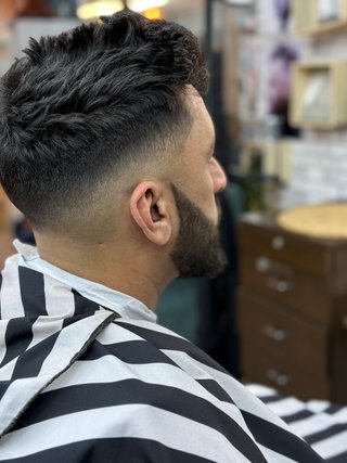 Barbero a domicilio. Corte, degradado y barba. 8€.