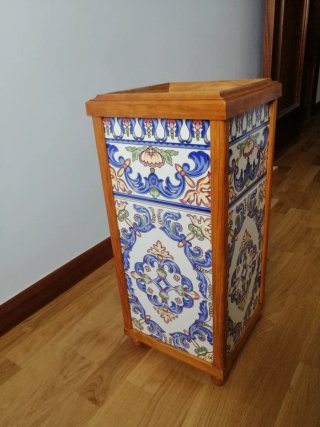 Paragüero de cerámica y madera