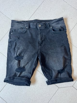 Vaqueros cortos desgastados grises