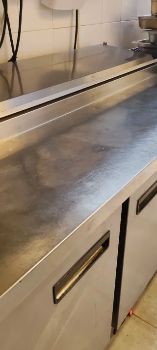 Mesa fría con ingredientes