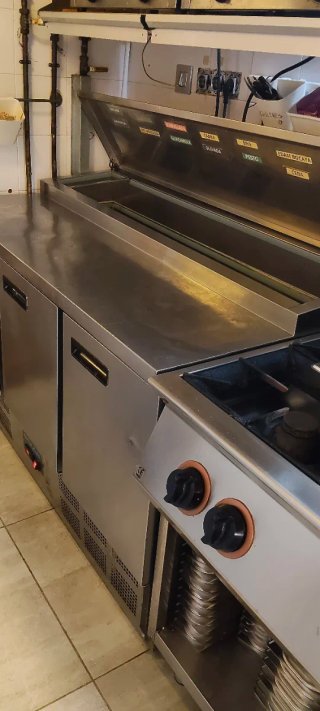 Mesa fría con ingredientes