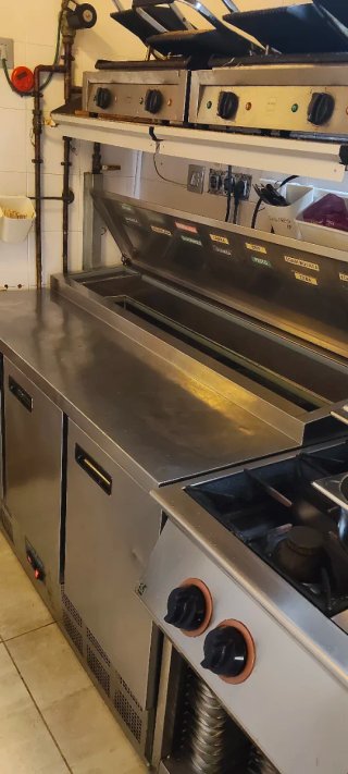 Mesa fría con ingredientes