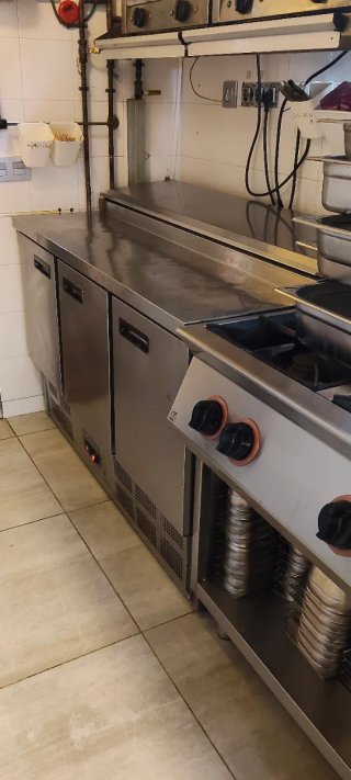Mesa fría con ingredientes