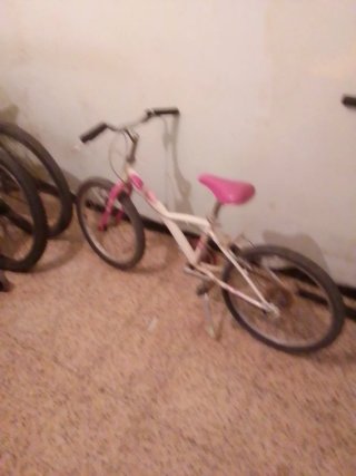 Bicicleta infantil blanca y rosa