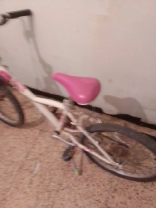 Bicicleta infantil blanca y rosa