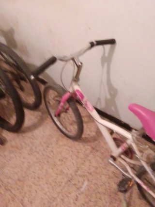 Bicicleta infantil blanca y rosa