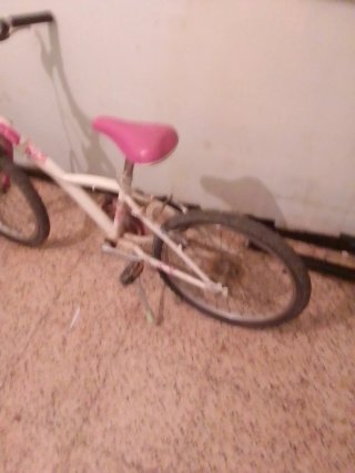 Bicicleta infantil blanca y rosa