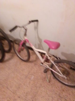 Bicicleta infantil blanca y rosa