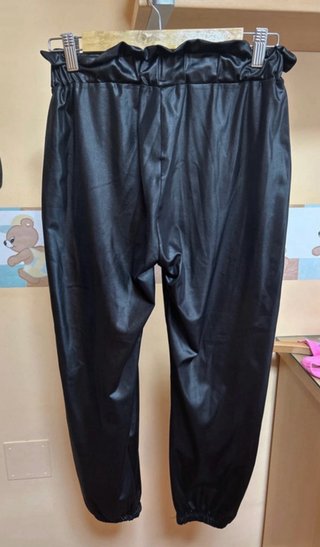 Pantalones anchos efecto piel negros