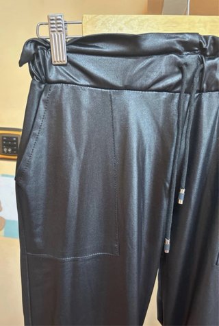Pantalones anchos efecto piel negros