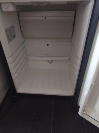 Mini nevera Perseo está un poquito amarillenta