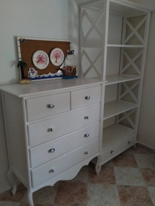 Estantería de madera maciza