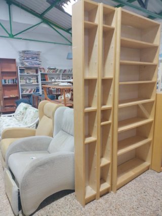 Estanterías de madera color beige